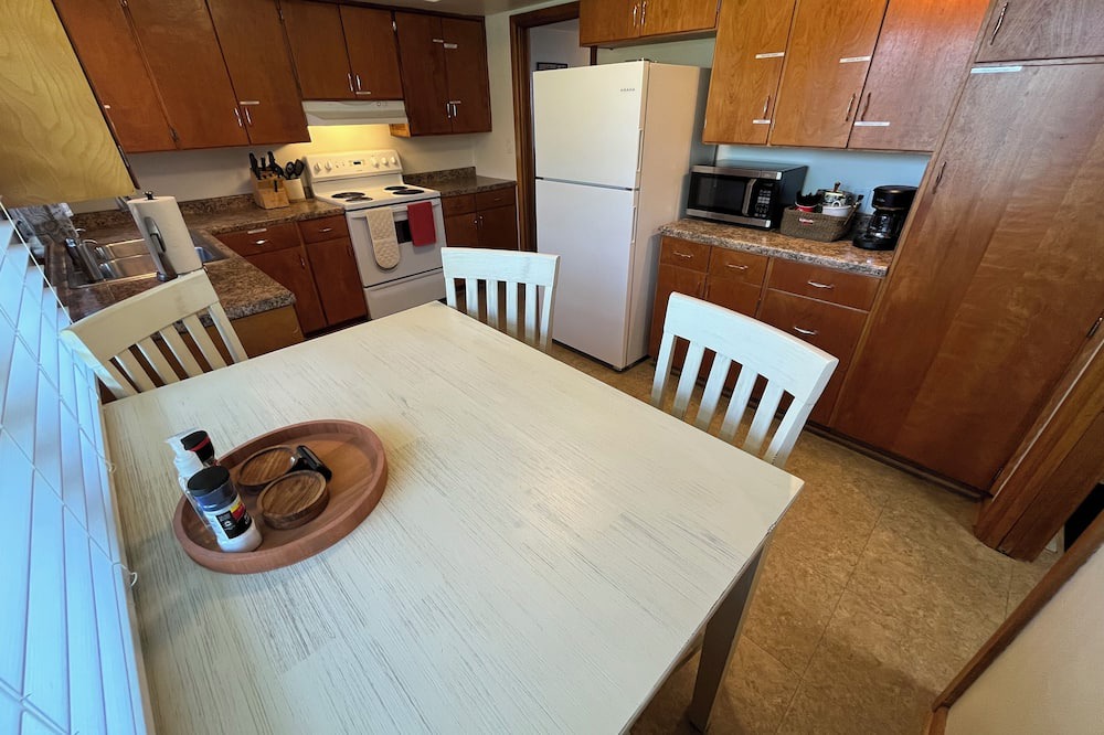 Champaign House | Comfy 2 br w/ 1-car garage off I-74, 5 Min to UofI