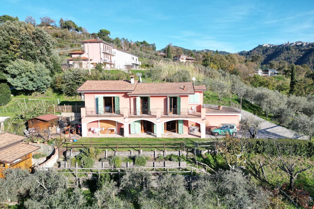 Fosdinovo Villa | Wonderful villa for 5 people with WIFI, TV, terrace, panoramic view and parking, close to La Sp...