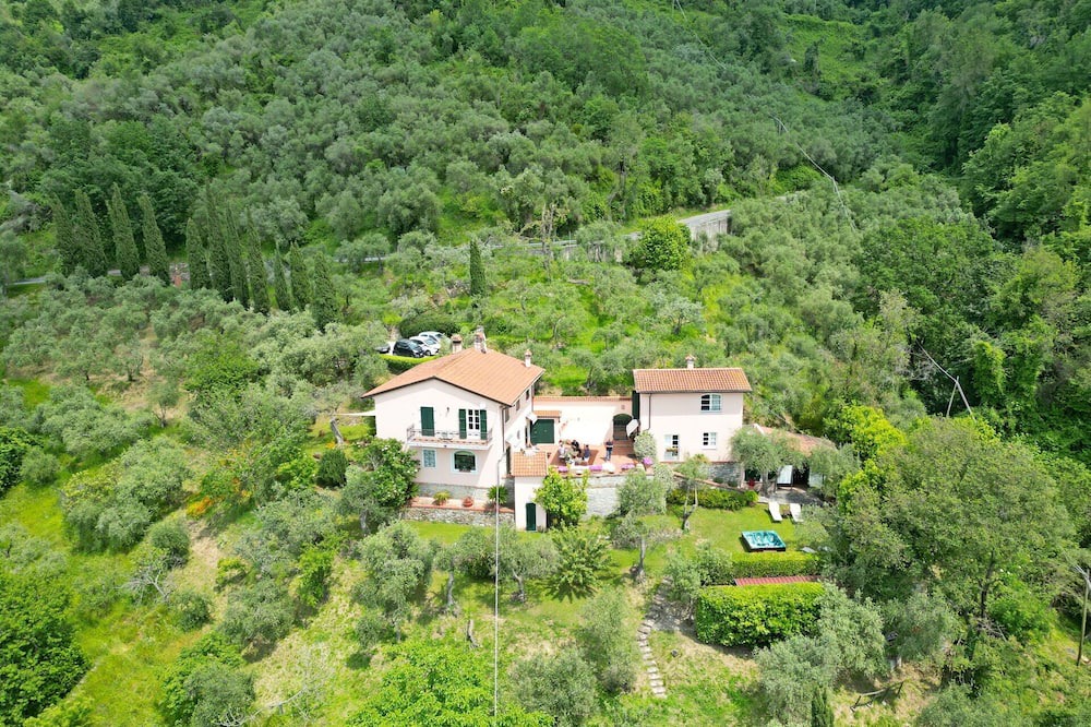 Ortonovo House | Stunning villa for 4 people with hot tub, A/C, sauna, WIFI, TV, terrace, panoramic view and par...