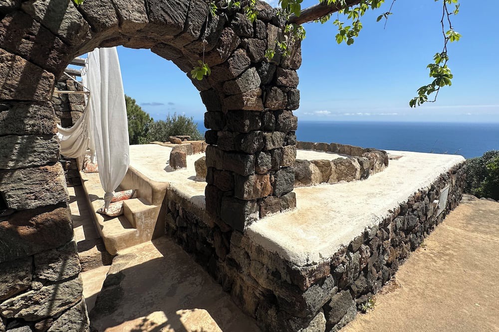 Pantelleria House | Masdar:il dammuso al sorgere del sole