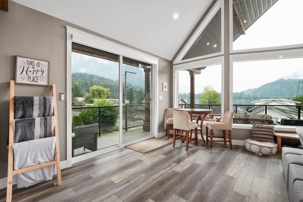 Hope House | Escape to Serenity: Lake Retreat with Majestic Mountain Views!