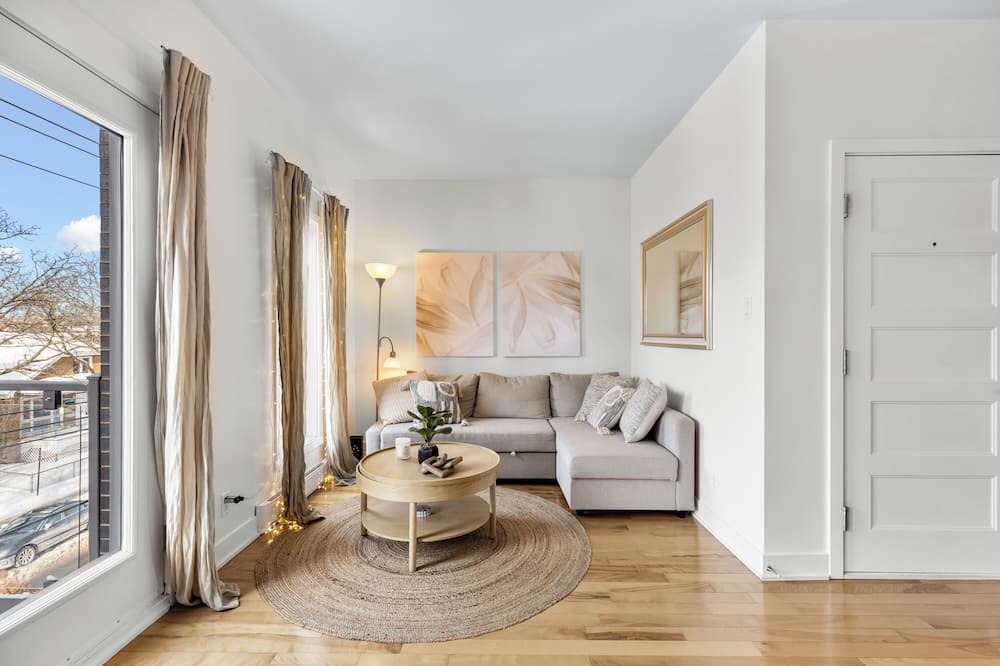 Rosemont-La Petite-Patrie Condo | Cute & Modern Condo - (Free Parking & Near Public Transit) - AC & Private Patios