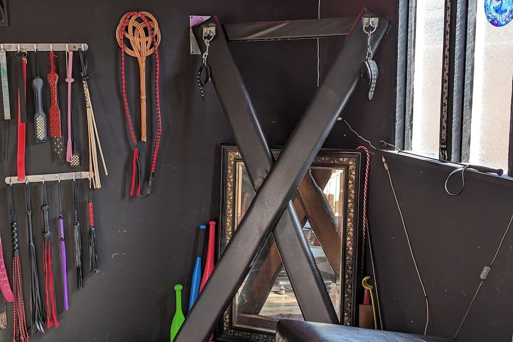 Arlington House | UNIQUE DUNGEON RETREAT - Experience your own 50 Shades of Gray Kink Adventure 😈