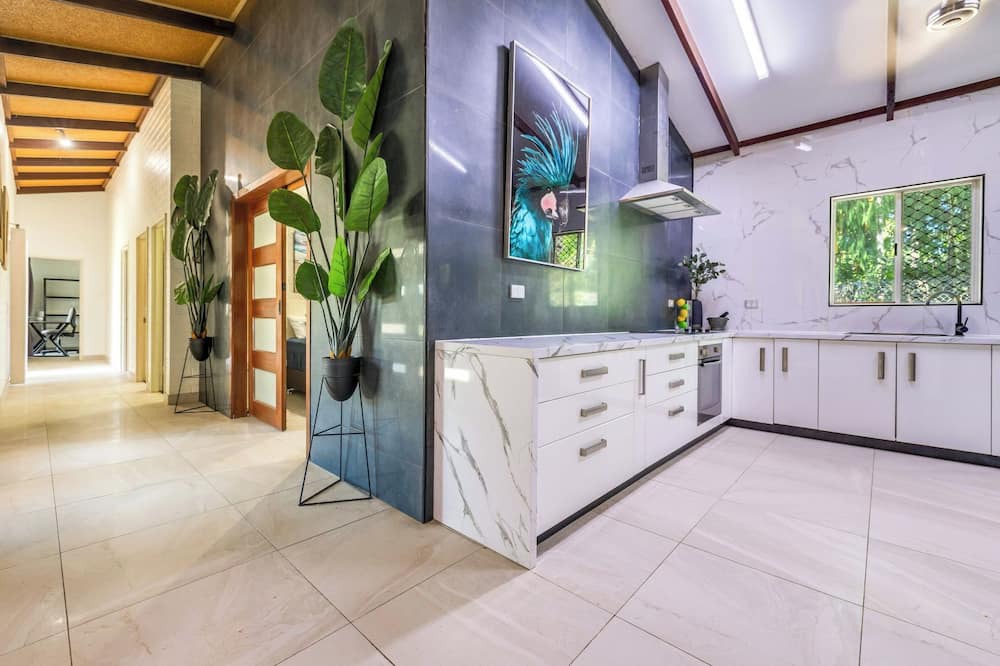 Karama House | LUX POOLSIDE ESCAPE in LARGE FAMILY HOME
