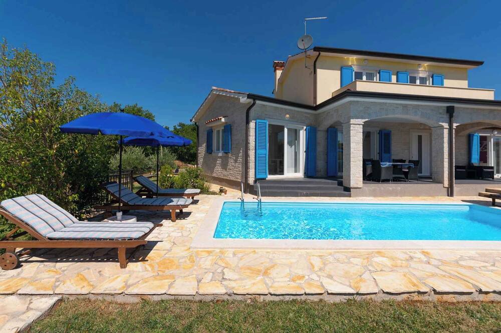 Nova Vas Villa | Villa with pool and air conditioning