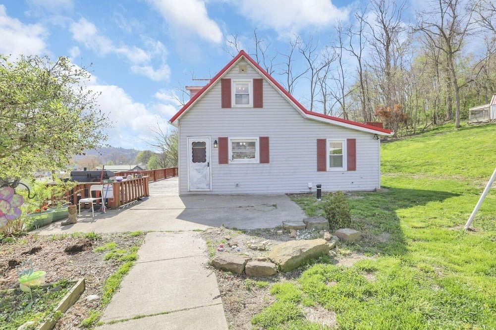 Laurelville Cottage | Cozy County Cottage Conveniently located in Laurelville Ohio.