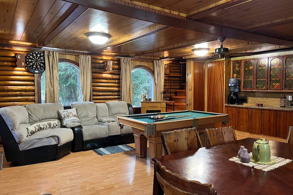 Rawdon House | Rustic Chalet
