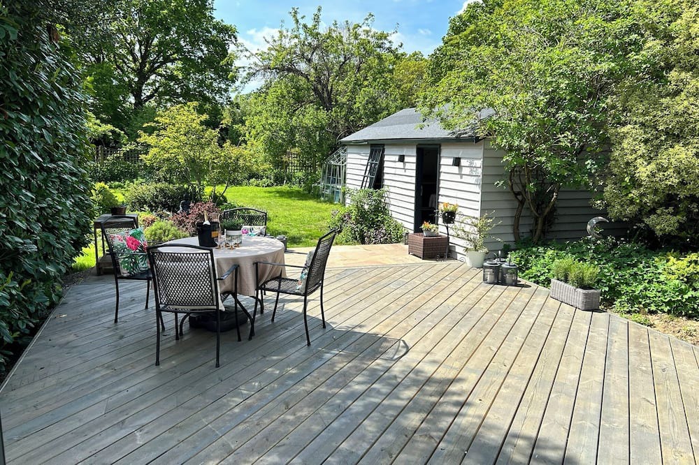 Cranleigh House | Cranleigh home w/great room & annexe. 4 bedrooms, sleeps 7+