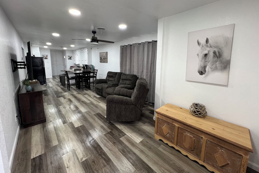 Pampa House | The Cowboy Bunkhouse - King, Queen, Full/Twin Bunkbed