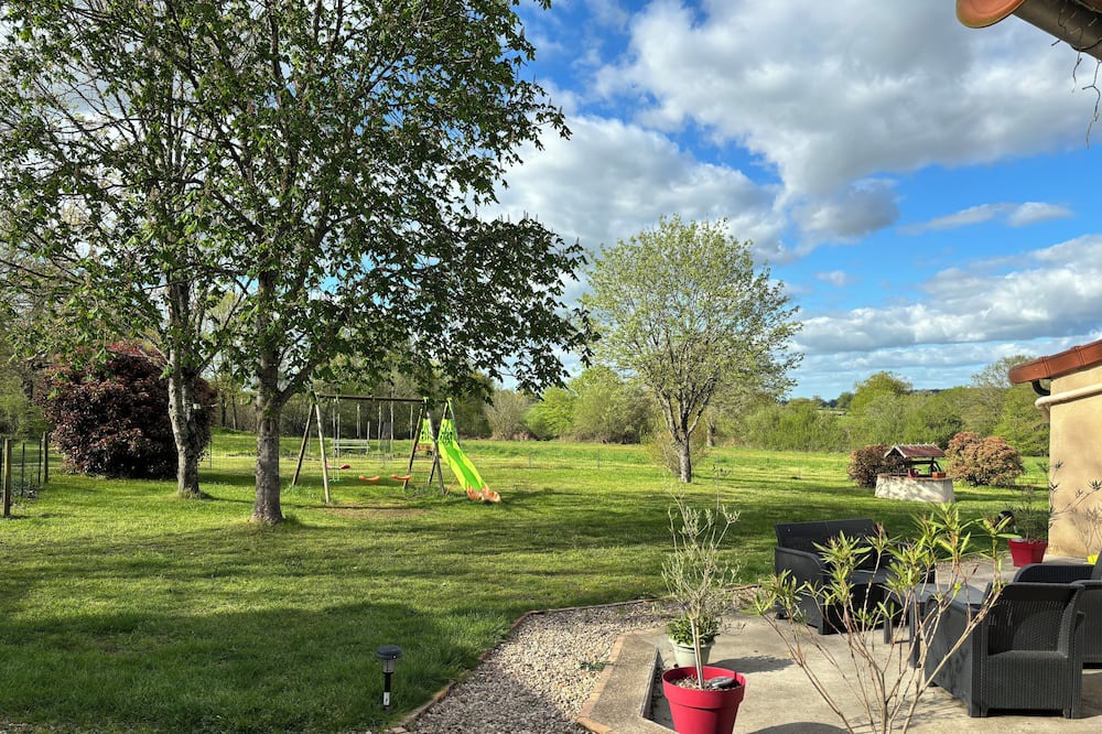 Saint-Bonnet-Troncais House | Maison de Campagne 2 Personnes au Calme, Forêt de Tronçais. Animaux Acceptés