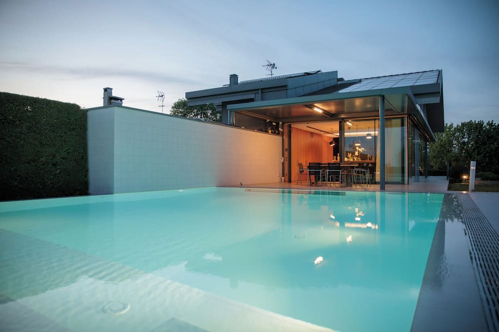 Arzergrande Villa | [30 min from Venice] LUXURY VILLA with SPA, POOL AND JACUZZI