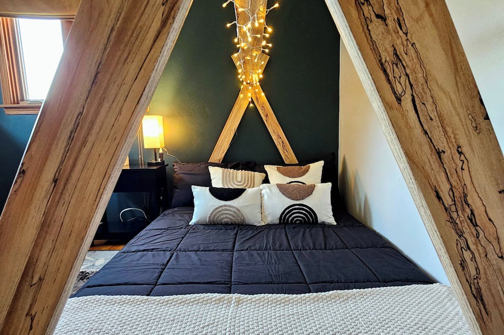 Elizabeth House | The Willow Zen Sanctuary with your personal Sauna/shower & jetted tub!