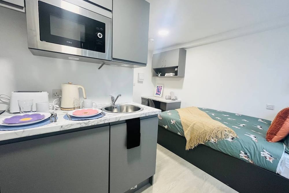 Old Trafford Apartment | Contemporary Chic Studio in Stretford