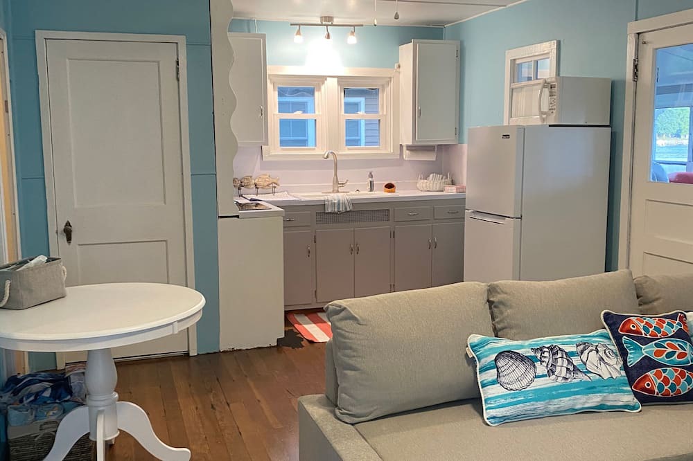 Sturgis Cottage | Charming Cottage on Beautiful Fish Lake