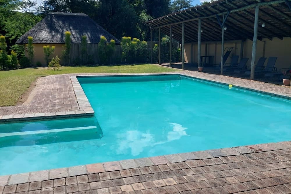 Phalaborwa Villa | Luxurious bush villa with 2 ensuite bathrooms & modern kitchen 1 km from Kruger