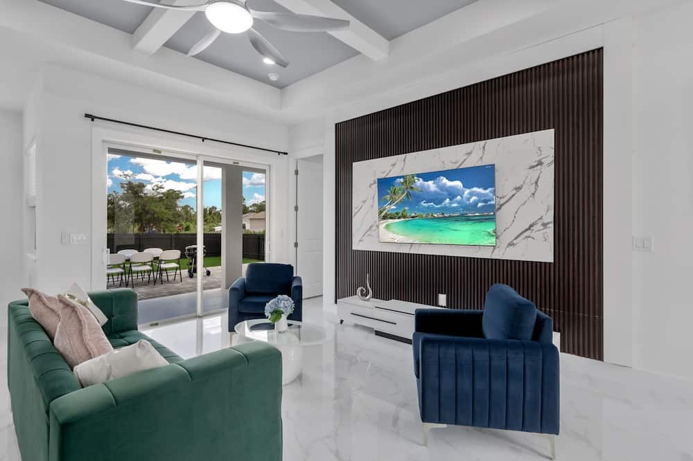 Sunshine House | New Built Modern Vacation Home With Fully Fences