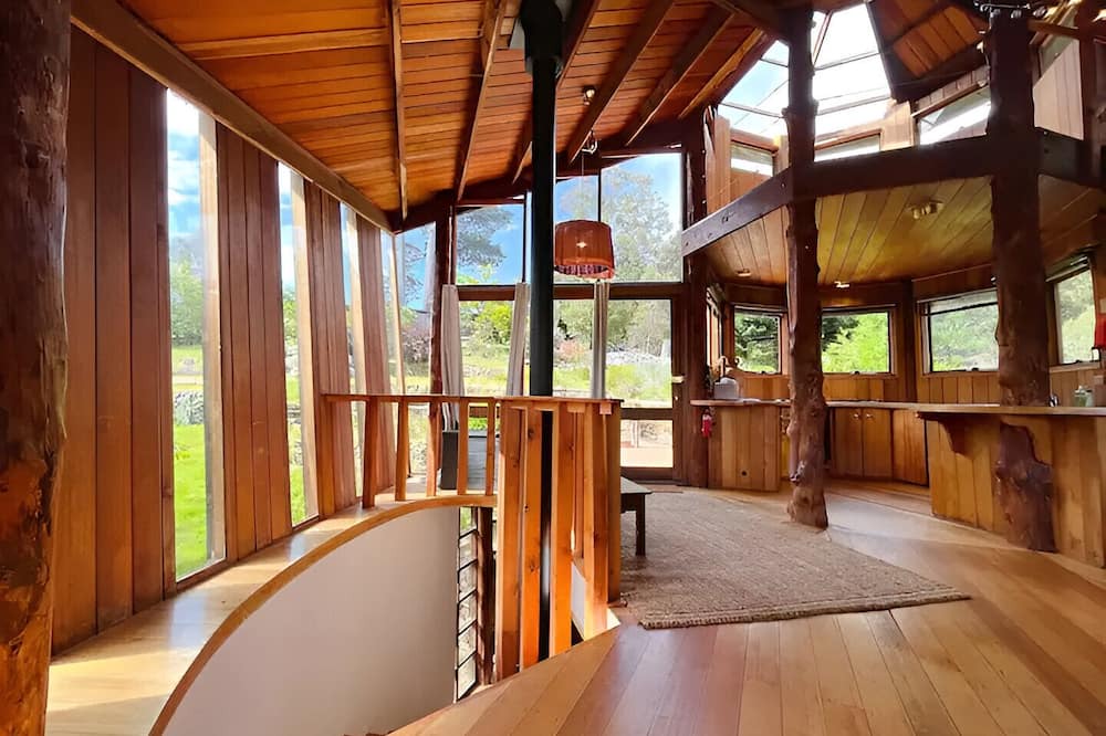 Ridgeway House | ✰Unique Wilderness Retreat 10 mins to CBD ✰ Bath, Heated Floors, Smart TV✰