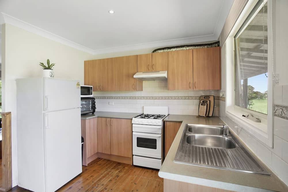 Marengo House | Private Retreat. Set on 1 acre. 5 min walk to the beach. Pet friendly!