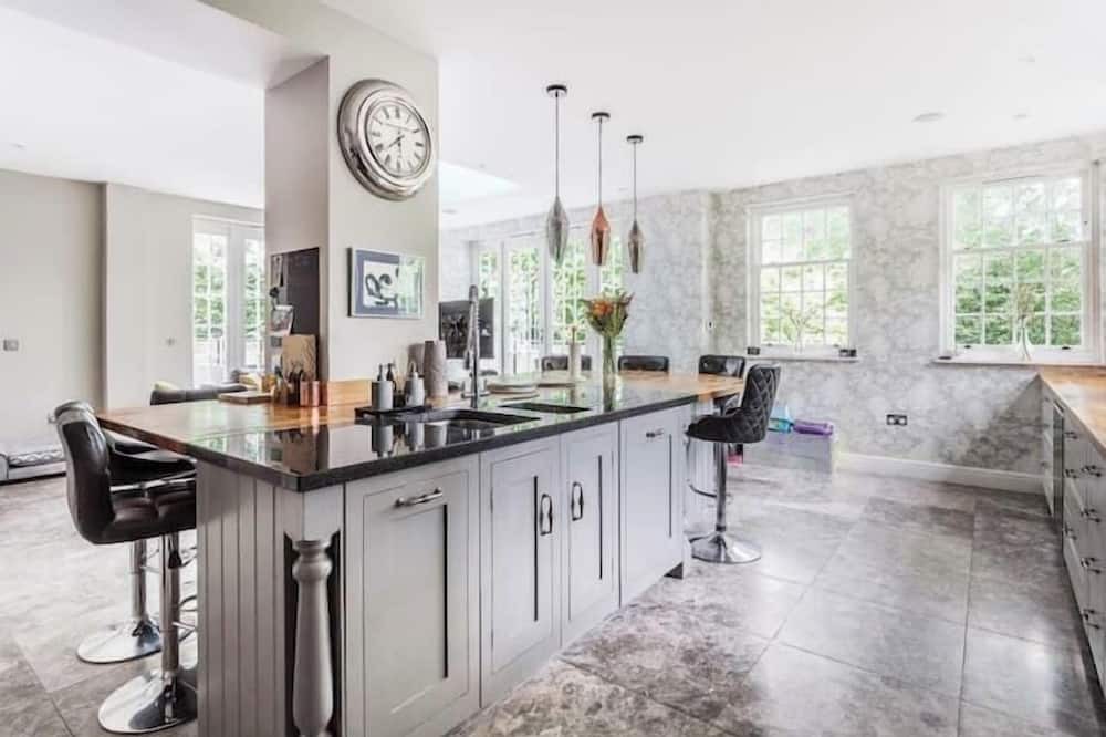 Woking House | Captivating 5-Bed House in Woking