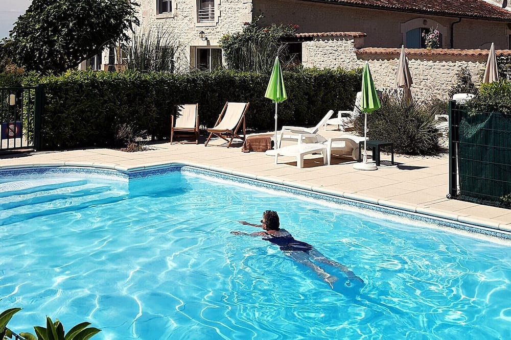 Brives-sur-Charente Bed & Breakfast | Les Coquelicots, Suite Familiale Avec Accès Piscine