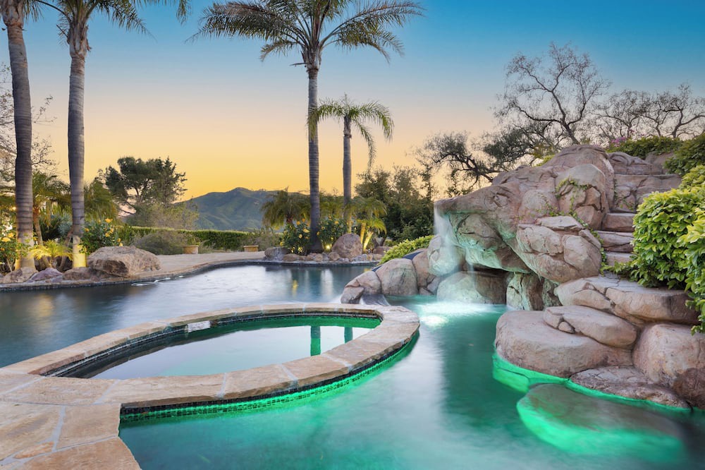 Malibu House | Le Grand Chateau by AvantStay | Stylish Estate w/ Pool, Sauna, & Views