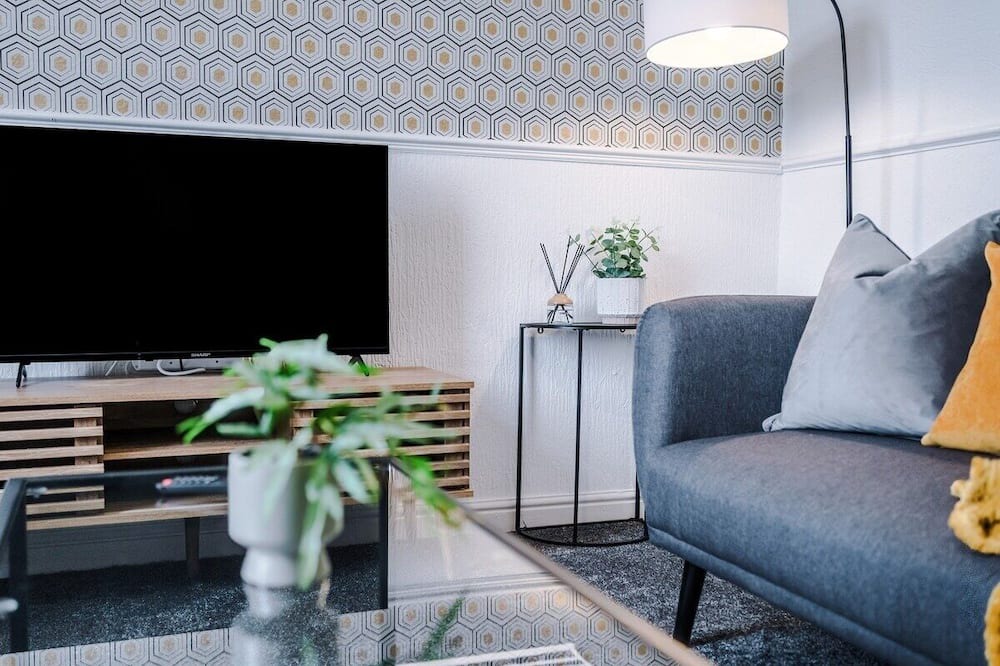 Clayton House | Beautiful House in Manchester Sleeps 7 with Wi-Fi