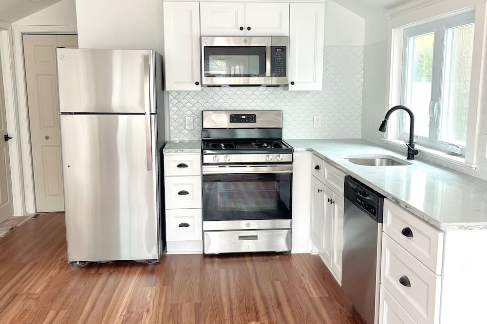 Lake Como House | Beautifully renovated cottage less than a mile to the beach!