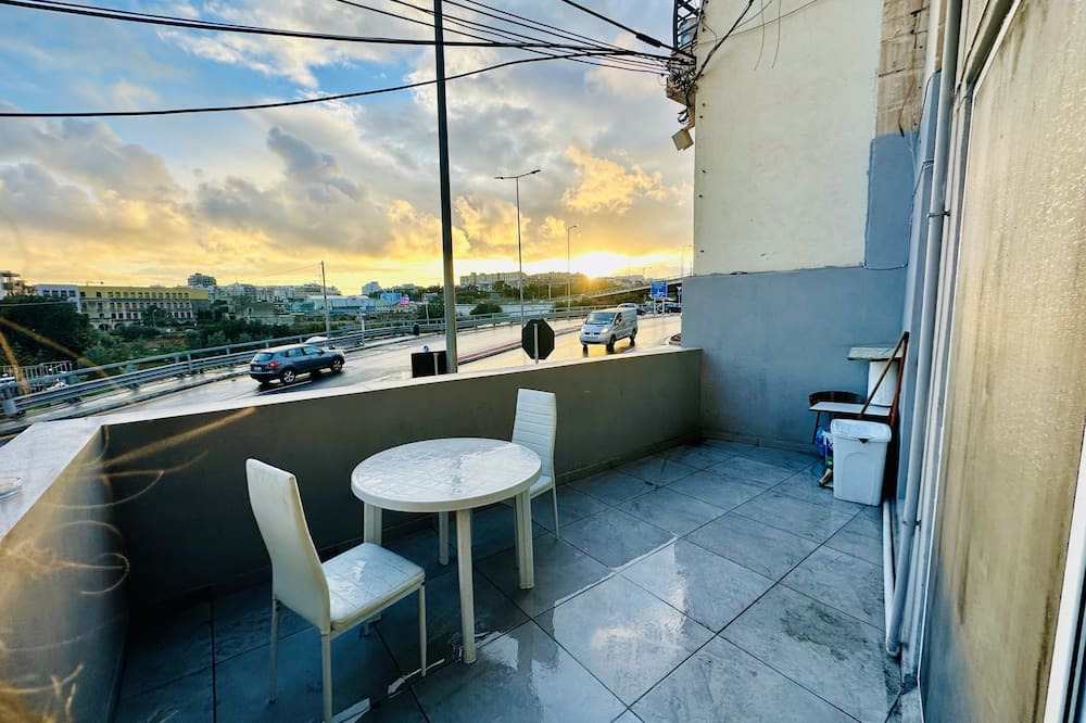 Gzira Apartment | 5-Bedroom APT in Central Area, Queen Beds