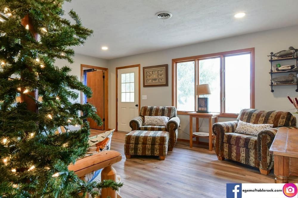 Shell Knob House | Walking distance to swim beach, boat launch, marina & restaurant! Space for 12!