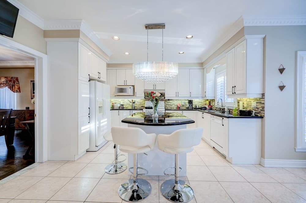 Richmond Hill House | Large Spacious 4 Bedroom House in the Heart of Richmond Hill