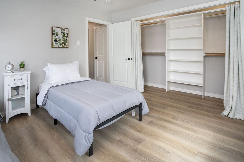 Kilgore House | 2020 Remodel, 1/2 Mile to Restaurants, Shopping, Hiking, Dog Park.