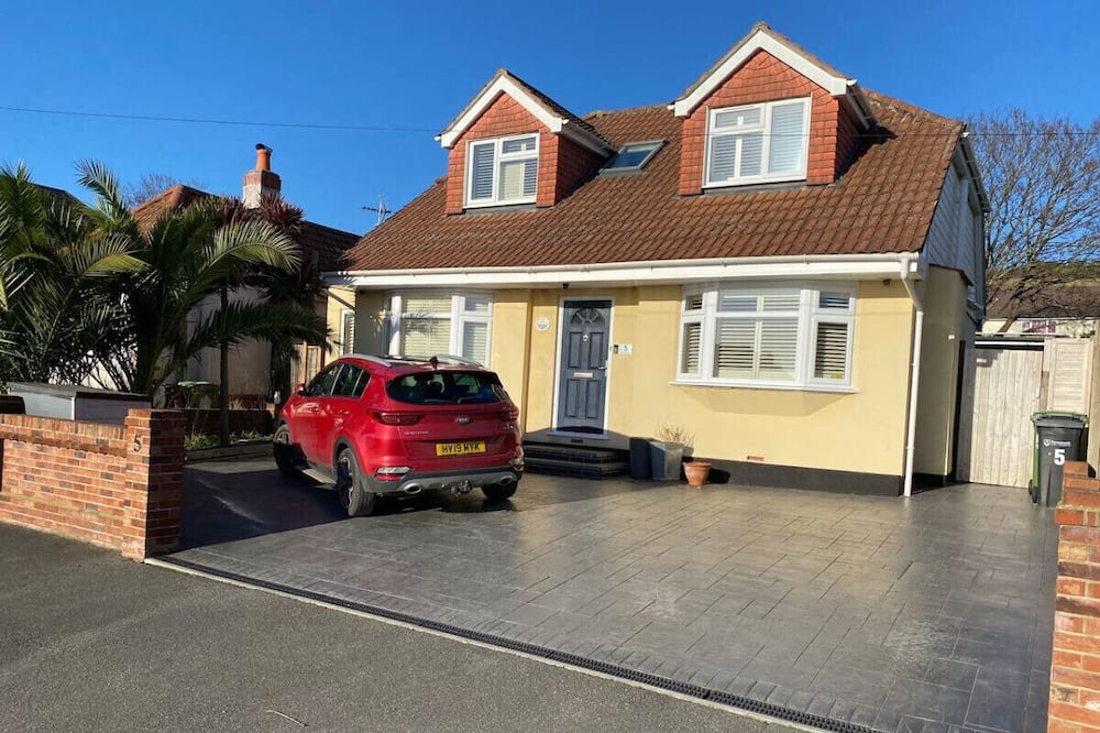 Portsmouth House | Sunny Chalet Bungalow & Annex