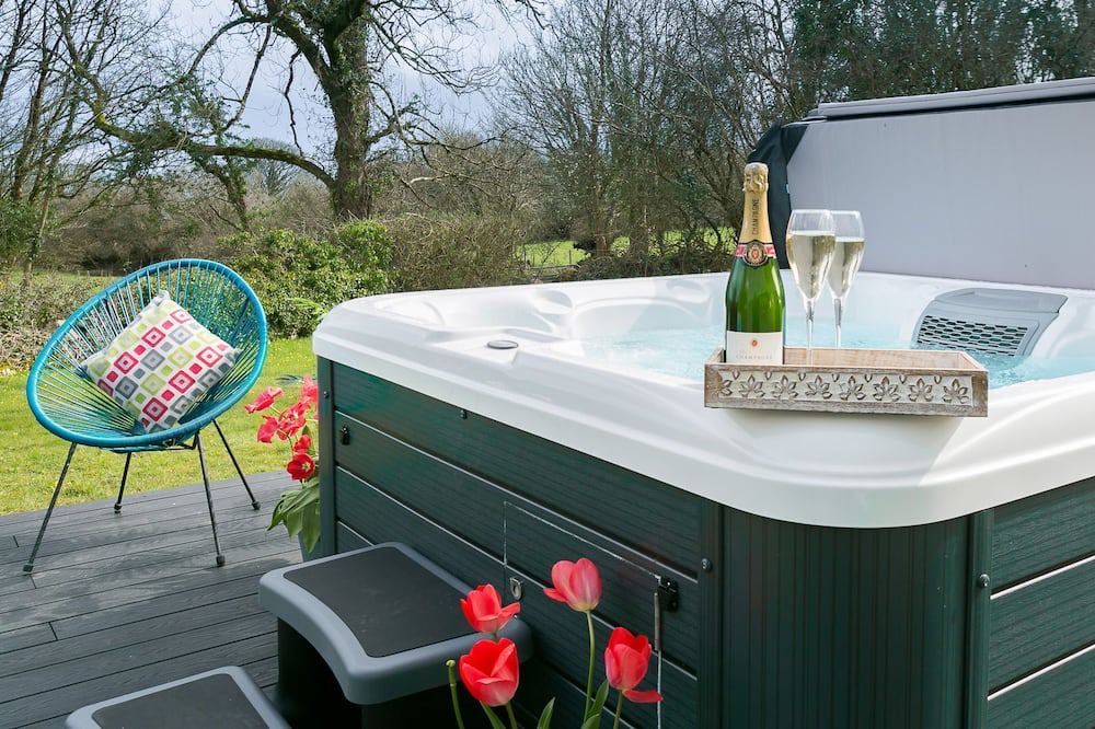Marianglas Cottage | Gamdda Fawr - a hot tub that sleeps 8 guests in 4 bedrooms