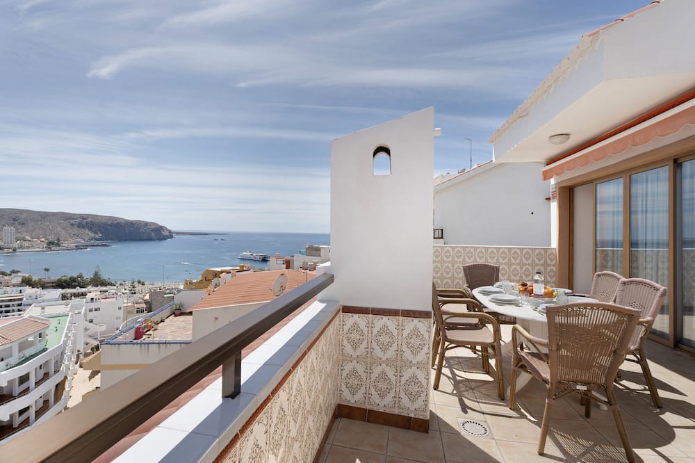 Los Cristianos Apartment | Vacation Apartment 'Apto La Colina Los Cristianos' with Sea View, Shared Pool and Wi-Fi