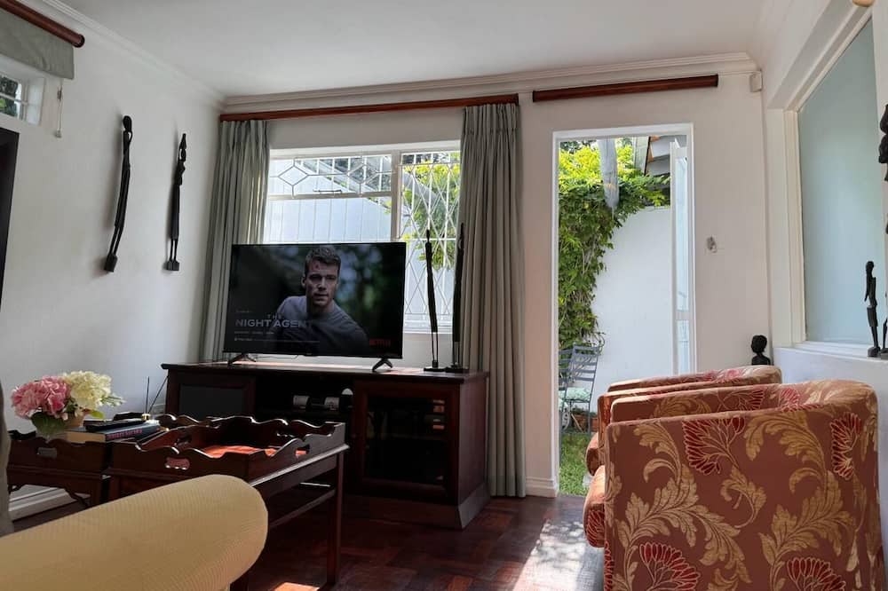 Greater Johannesburg Metropolitan Area Cottage | Cozy Flatlet in the heart of Bryanston with Backup power, Wi-Fi and Netflix