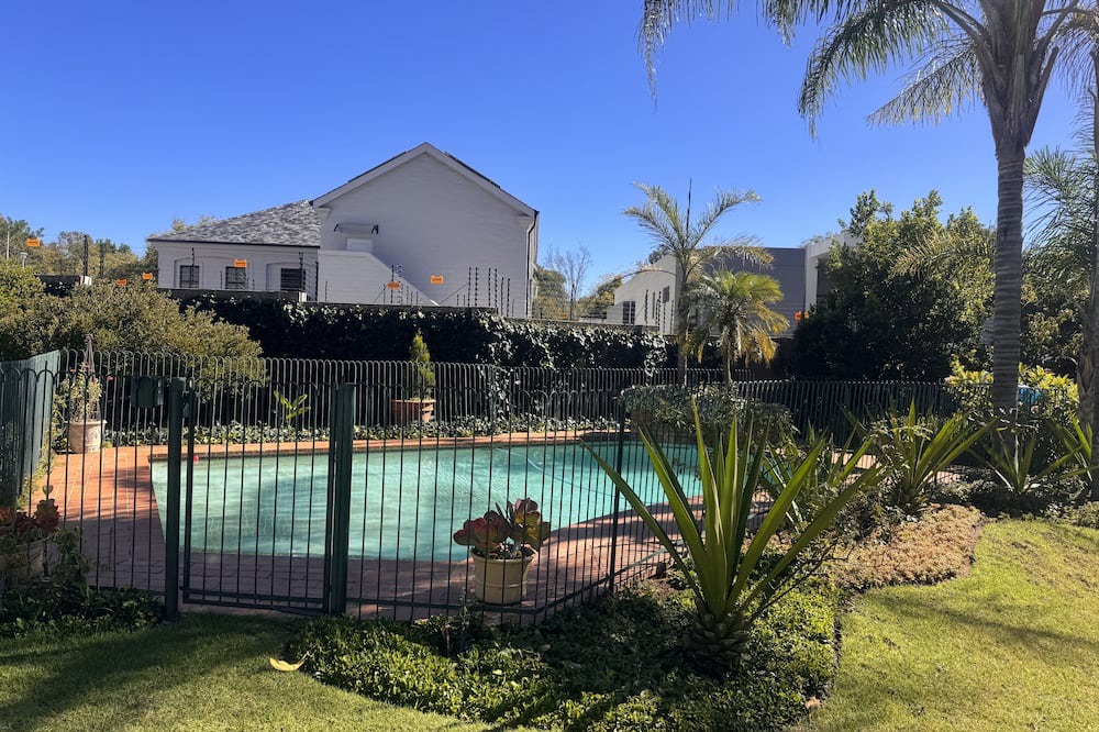 Greater Johannesburg Metropolitan Area Cottage | Beautiful Flat in the heart of Bryanston with Backup power, Wi-Fi and Netflix