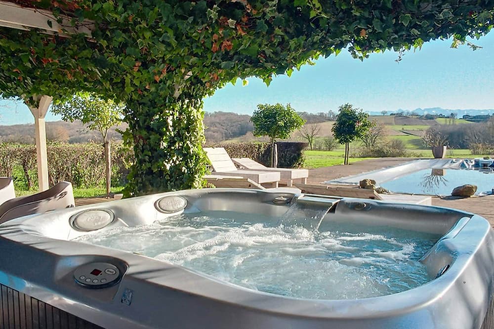 Montgaillard-sur-Save Ski Chalet | Gîte Cosy en Pleine Nature Avec Piscine, spa et vue Spendide sur les Pyrénées