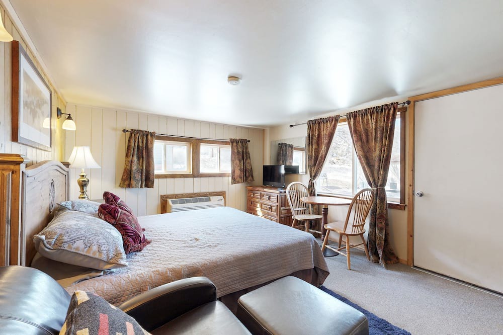 Naturita House | Mtn-view ground-floor aparthotel with patio, grill