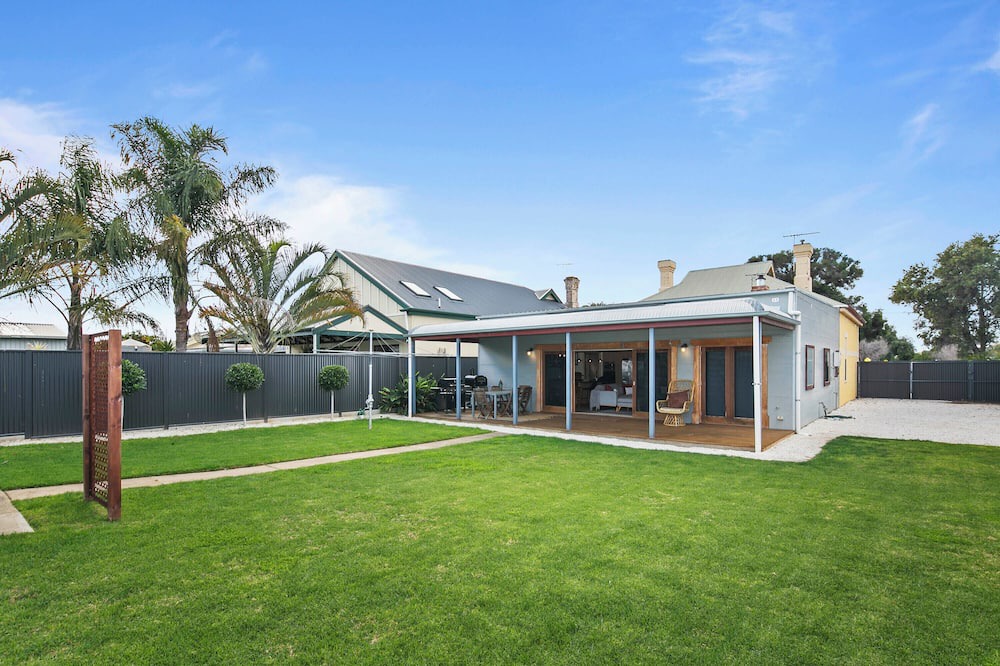 Woodville Park House | Stanley Stay - Central Location, 3 bdrm, WiFi, pizza oven, fully enclosed yard