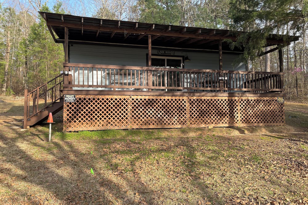 Tie Plant Cabin | Camp House Retreat is located at Grenada Lake, world famous Crappie fishing lake