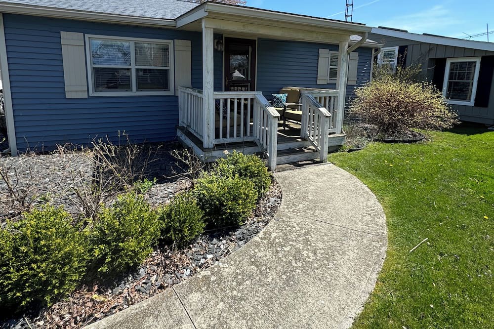 Port Clinton Cottage | Cozy Waterfront Cottage with a double lot— 4 miles to downtown Port Clinton