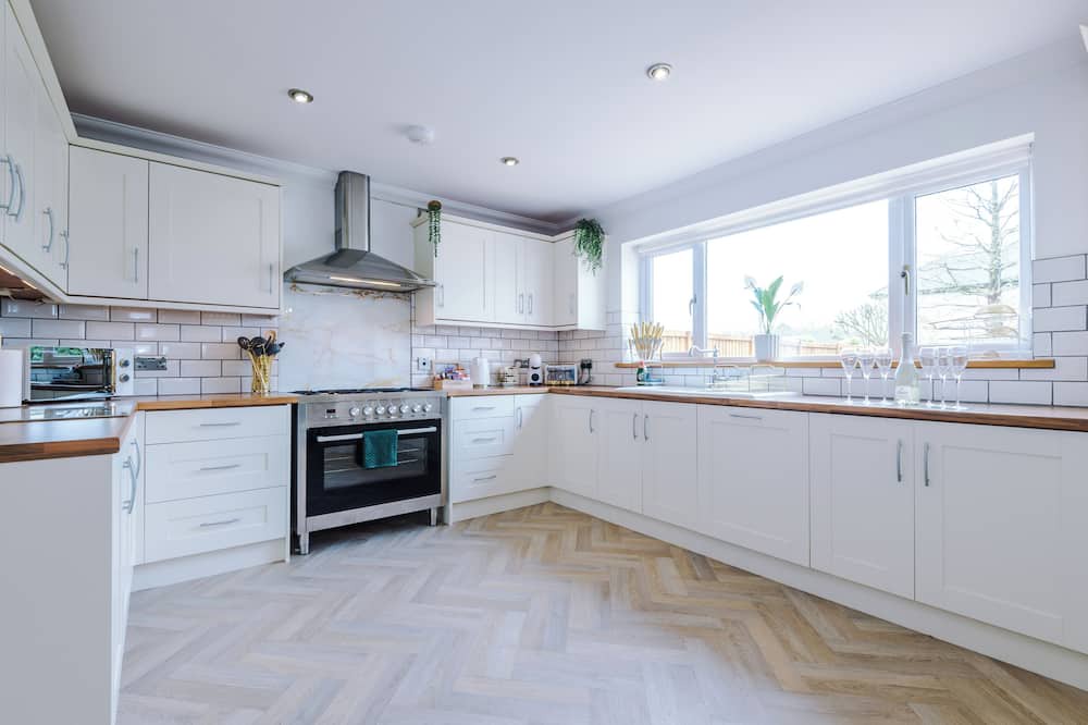 Blackburn House | Luxurious 6 bedroom (sleeps 12) house within Brockhall Village, Lancashire.