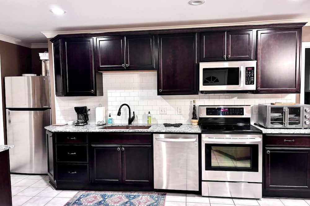 Milton House | Sunflower Suite Guesthouse w/Private Patio Hangout