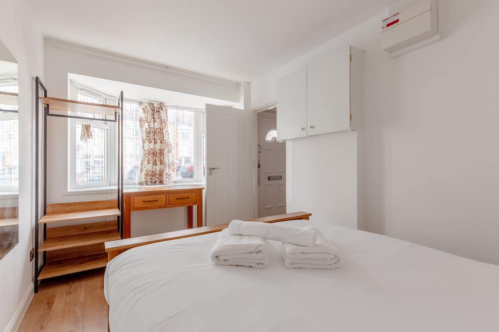 Custom House House | Spacious 4BD Home, near ExCel London!