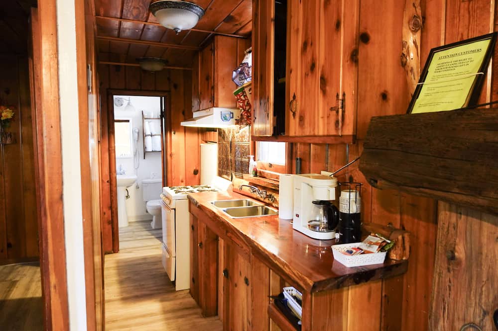 Crestline Cabin | Cozy Corner Cabin in Beautiful Crestline Ca. Walking Distance from Lake Gregory