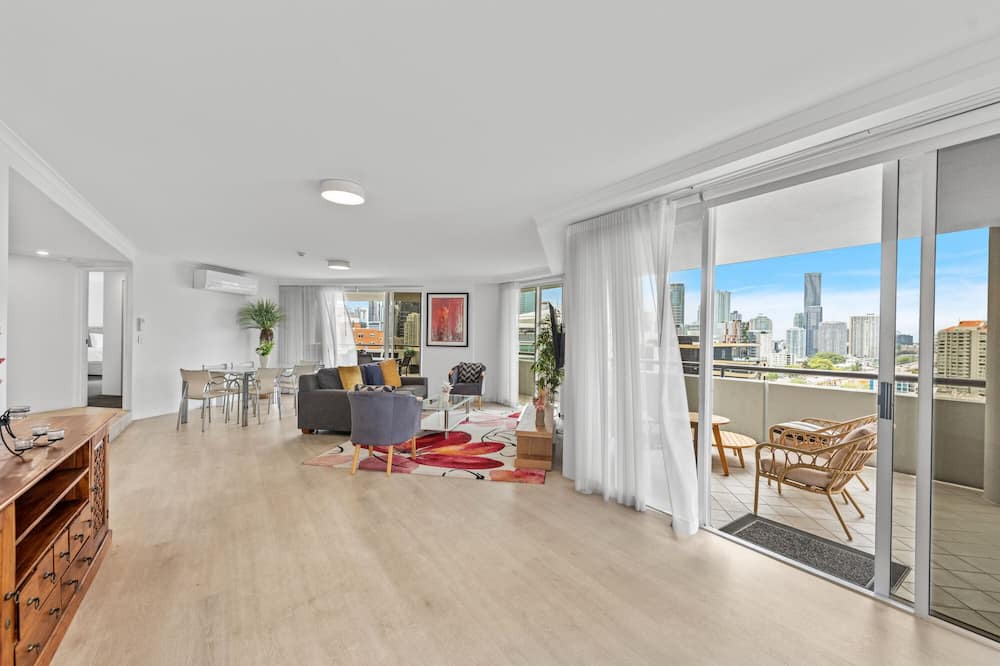 Kangaroo Point Apartment | Lavish 3-Bed with Wraparound Balcony and Pool