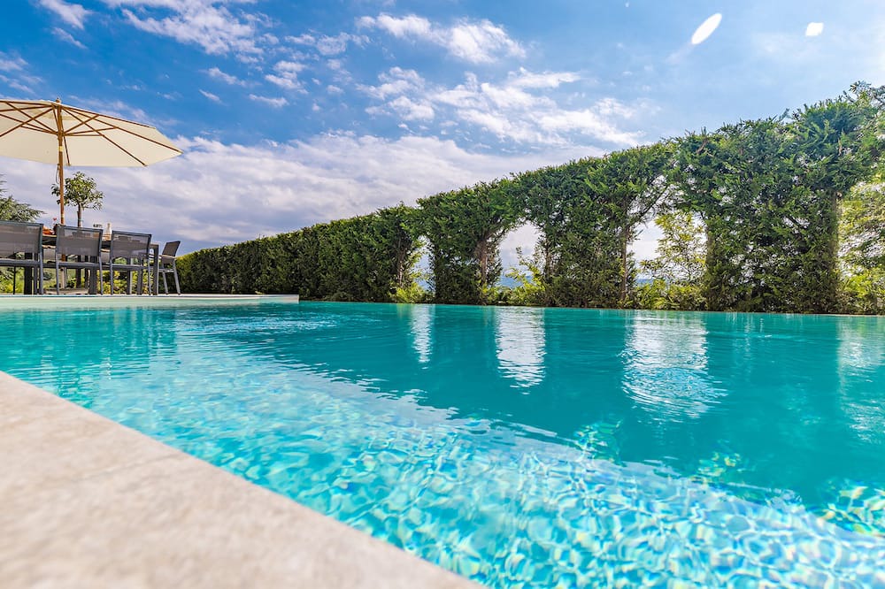 Neive Villa | Fine contemporary villa with views of the vineyards and a pool! - Villa Bianca
