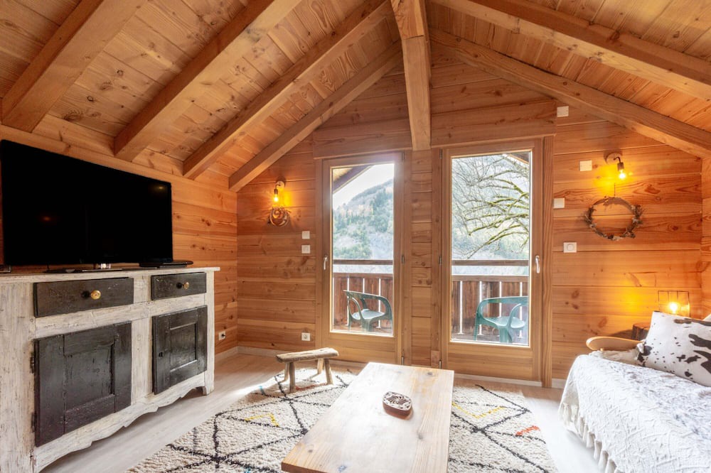 Saint-Colomban-des-Villards Apartment | Apartment 'Petit Appartement' with Mountain View, Private Terrace and Shared Garden