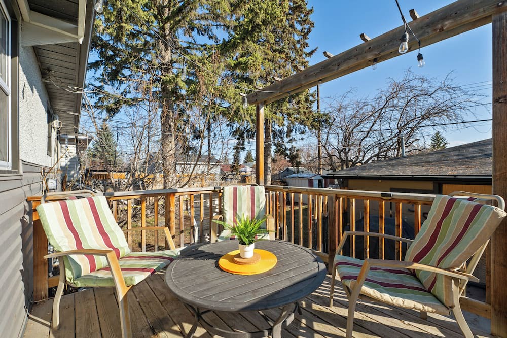 Northwest Calgary House | The Owl 3 Queen Beds PetFriendly FencedYard