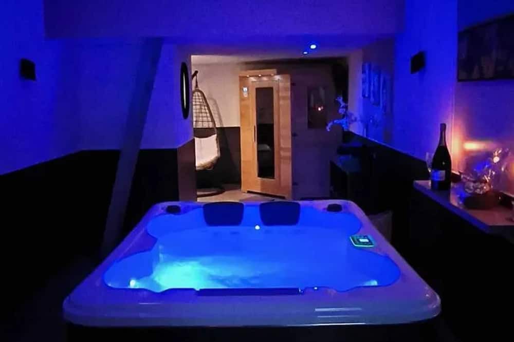 La Poterie-Cap-d'Antifer Villa | Homerez - Villa for 8 ppl. with swimming-pool, sauna, jacuzzi, spa and garden